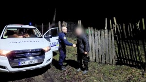 barbat ajutat de jamdarmii argeseni