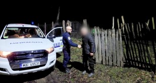 barbat ajutat de jamdarmii argeseni