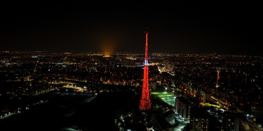 iluminarea în roșu a unor clădiri