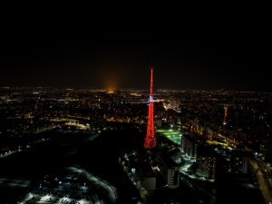 iluminarea în roșu a unor clădiri