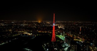 iluminarea în roșu a unor clădiri