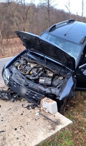 Autoturism intrat într-un cap de pod în comuna Cotmeana