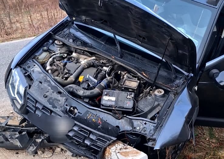 Autoturism intrat într-un cap de pod în comuna Cotmeana
