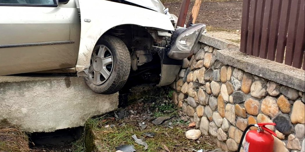 Autoturism intrat într-un gard