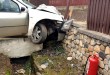 Autoturism intrat într-un gard