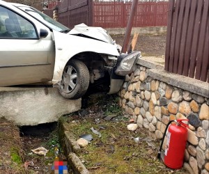 Autoturism intrat într-un gard
