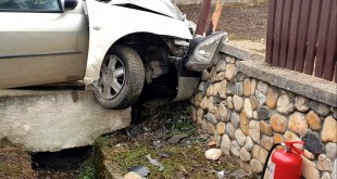 Autoturism intrat într-un gard