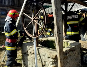 Bărbat căzută într-o fântână