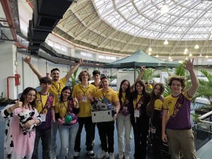 Elevii echipei de robotică (2)