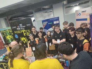 Elevii echipei de robotică (4)