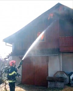 Incendiu într-o gospodărie din Câmpulung (2)