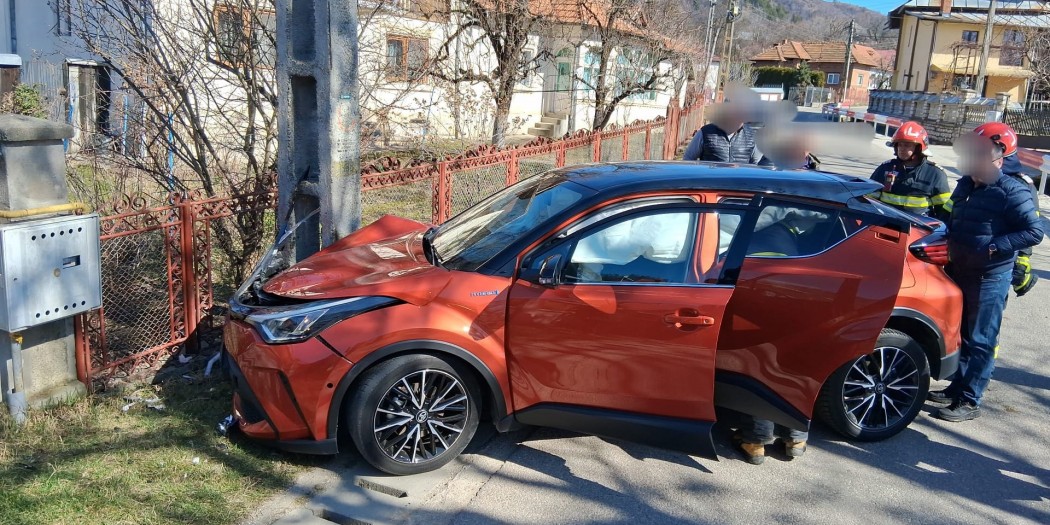 Mașină intrată în stâlp la Lerești