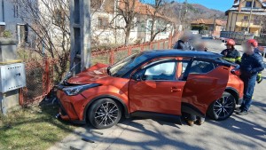 Mașină intrată în stâlp la Lerești