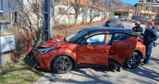 Mașină intrată în stâlp la Lerești