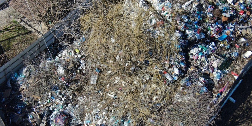 mizerie în curtea unui imobil pitesti (1)