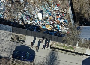 mizerie în curtea unui imobil pitesti (2)