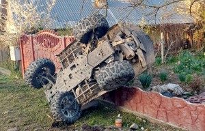ATV a intrat într-un gard în orașul Costești (1)