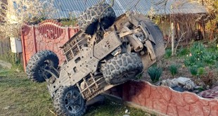 ATV a intrat într-un gard în orașul Costești (1)