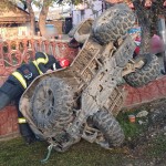 ATV a intrat într-un gard în orașul Costești (2)
