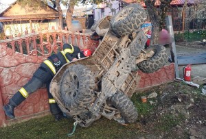 ATV a intrat într-un gard în orașul Costești (2)