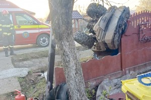 ATV a intrat într-un gard în orașul Costești (3)