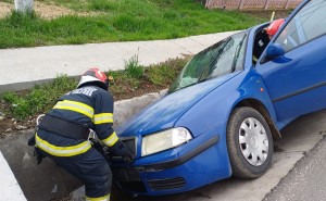 Autoturism intrat într-un cap de pod Izvoru, DJ504