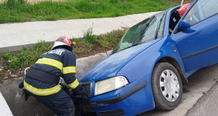 Autoturism intrat într-un cap de pod Izvoru, DJ504