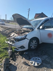 Autoturism intrat într-un cap de pod în comuna Morărești