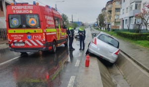Autoturism intrat într-un șanț Curtea de Argeș
