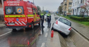 Autoturism intrat într-un șanț Curtea de Argeș