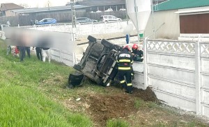 Autoturism răsturnat Davidești (2)