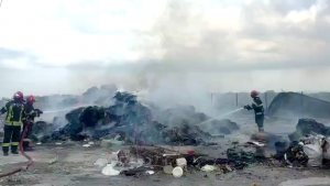 Incendiu puternic la Albota. Ard deșeuri menajere (1)