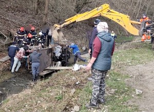 autoturism răsturnat la Bughea de Jos (2)