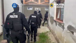 percheziții Rucăr (1)