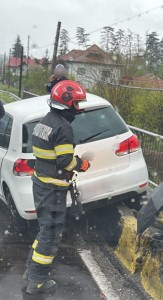 Autoturism intrat într-un cap de pod Bascov