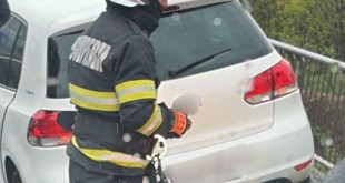 Autoturism intrat într-un cap de pod Bascov