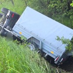 Cap tractor cu remorcă răsturnat la Câmpulung