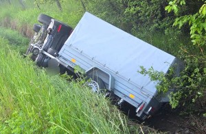 Cap tractor cu remorcă răsturnat la Câmpulung