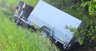 Cap tractor cu remorcă răsturnat la Câmpulung
