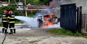 Mașină cuprinsă de flăcări în comuna Rucăr (1)