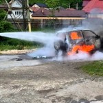 Mașină cuprinsă de flăcări în comuna Rucăr (2)