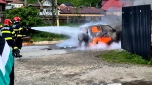 Mașină cuprinsă de flăcări în comuna Rucăr (2)