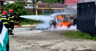 Mașină cuprinsă de flăcări în comuna Rucăr (2)