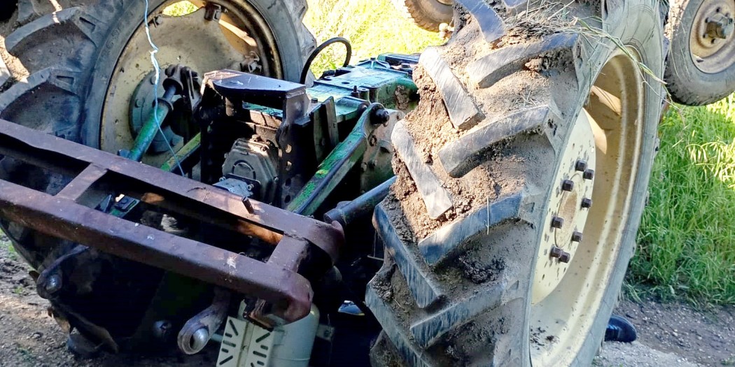 Tractor căzut peste un bărbat