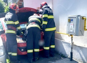 Autoturism intrat într-un panou de distributie gaz la Câmpulung,