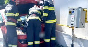 Autoturism intrat într-un panou de distributie gaz la Câmpulung,