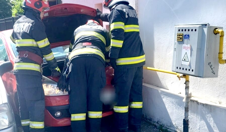 Autoturism intrat într-un panou de distributie gaz la Câmpulung,