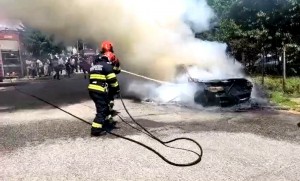 incendiu auto campulung (1)